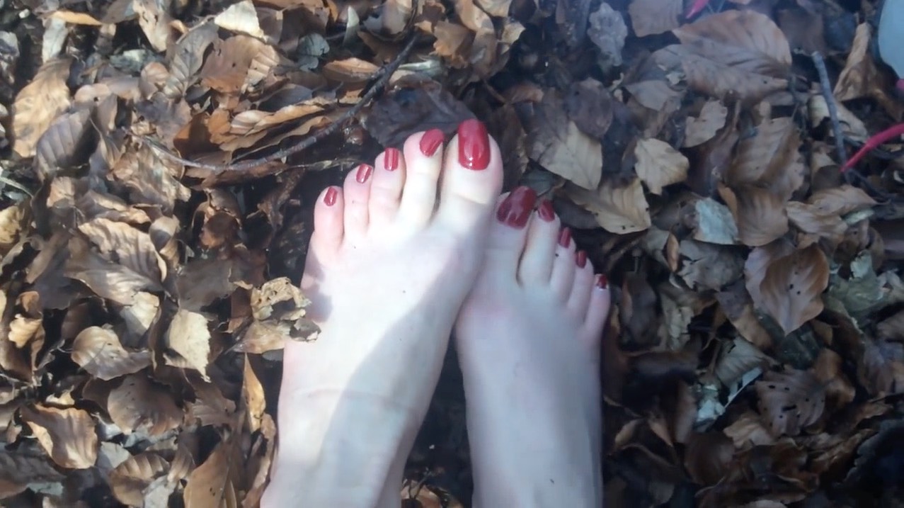 Long Toenailed Goddess in the Fall