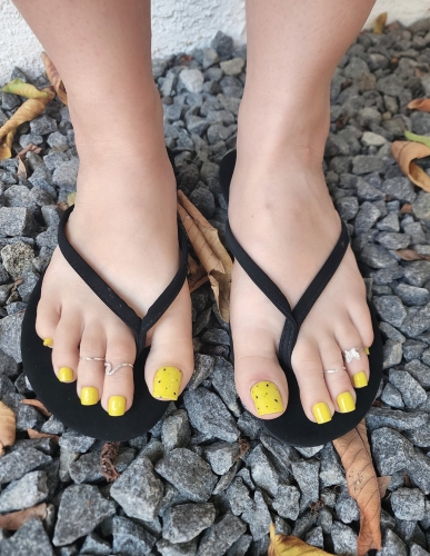 Aderes Quin - Foot Adoration, Foot Fetish Directory and Foot Fetish